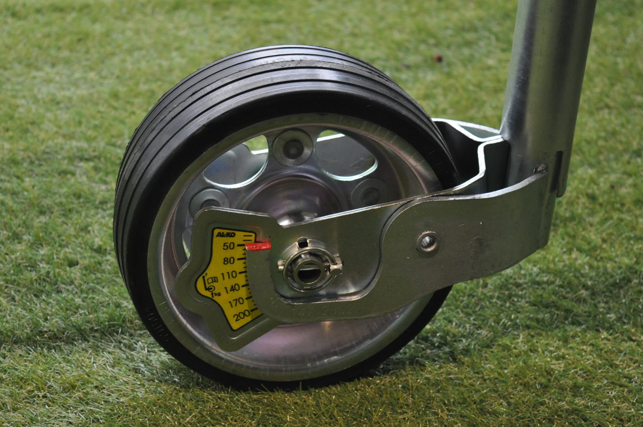 Neuswiel AL-KO - 48 mm - draagvermogen: 300 kg - stalen velg en massief rubber wiel - inclusief slinger met druklager en kogeldrukmeter - Image 8