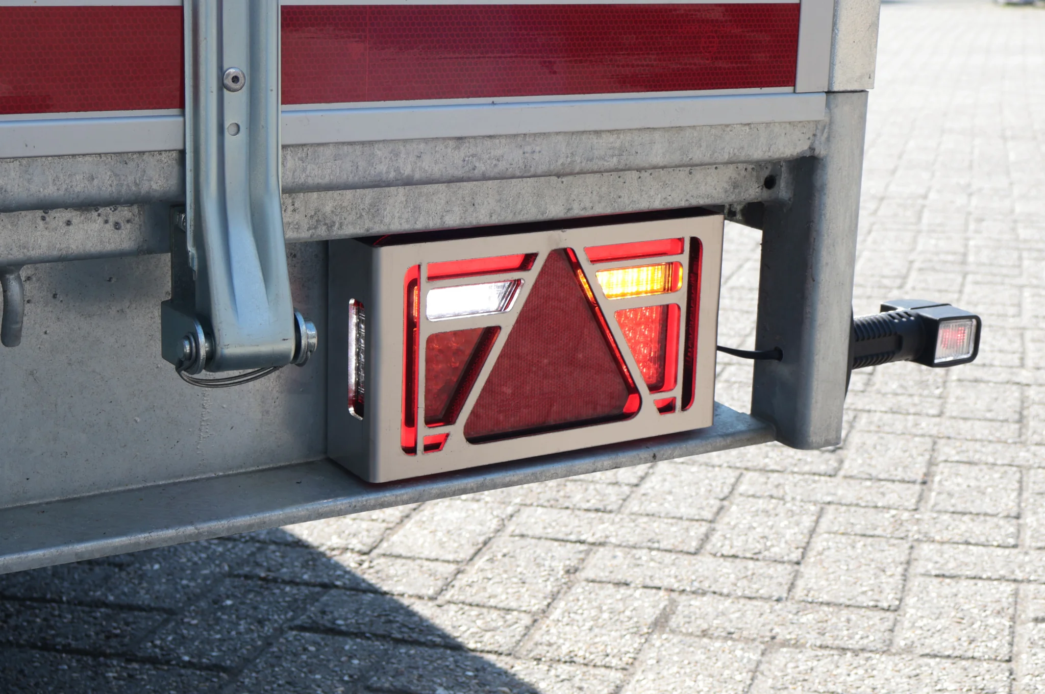 Beschermrek Multiled 4 - 253x141x63,7 mm - met vrije driehoek - RVS materiaal - Image 4