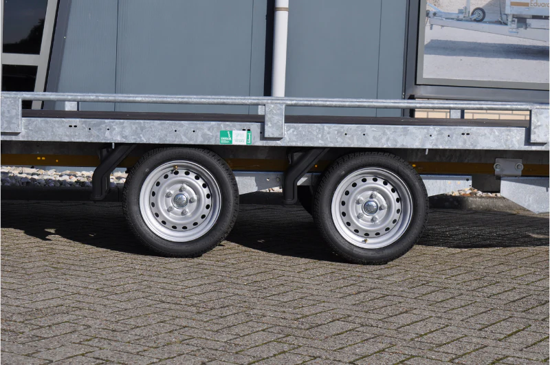 Geremde Eduard autotransporter - 406x200 cm - 2700 kg bruto laadvermogen - 63 cm laadvloerhoogte - 10 cm reling - inclusief lier en oprijplaten - Image 7