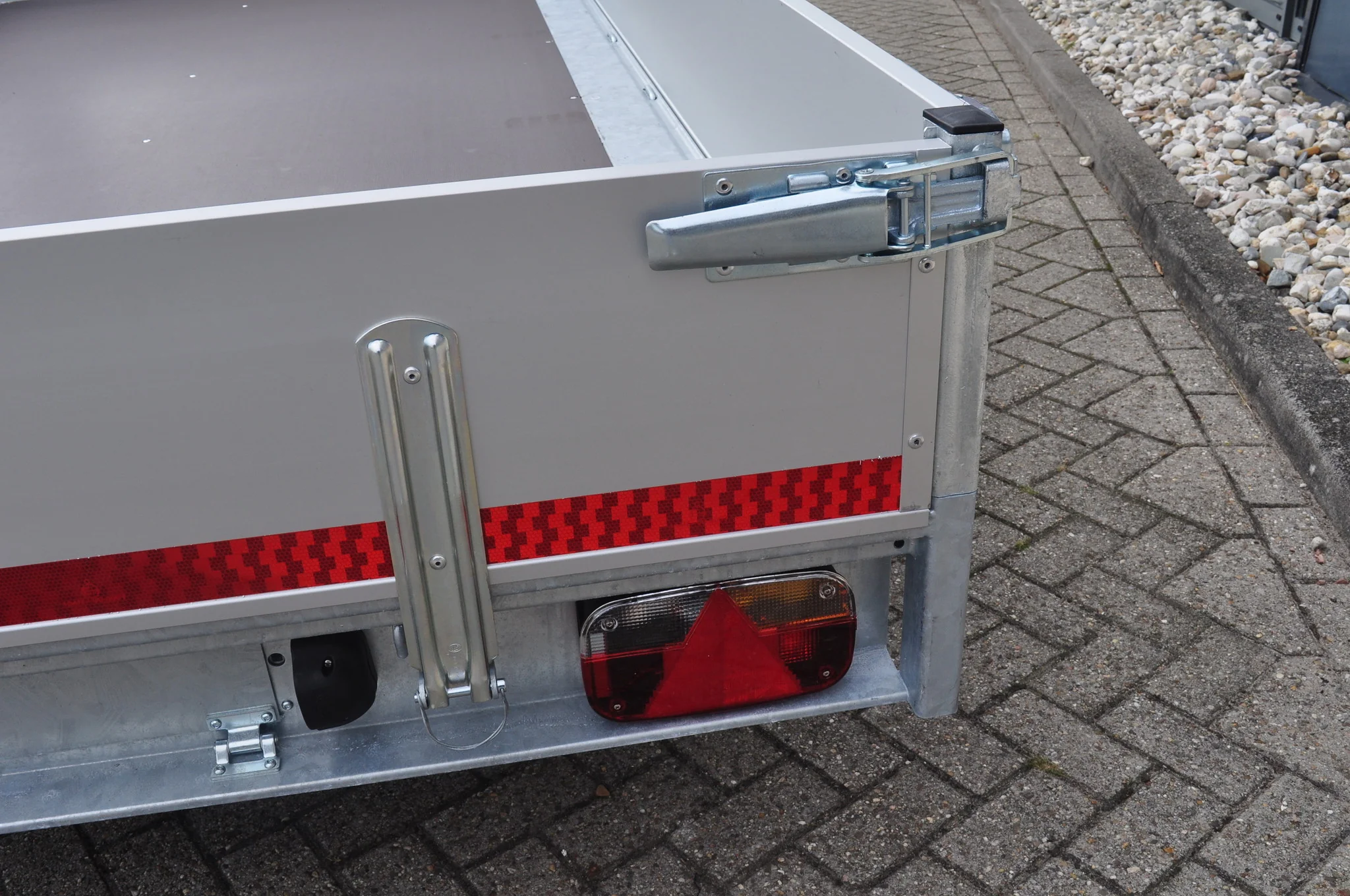 Geremde Eduard plateauwagen - 310x180 cm - 1500 kg bruto laadvermogen - 63 cm laadvloerhoogte - 30 cm borden - Image 8