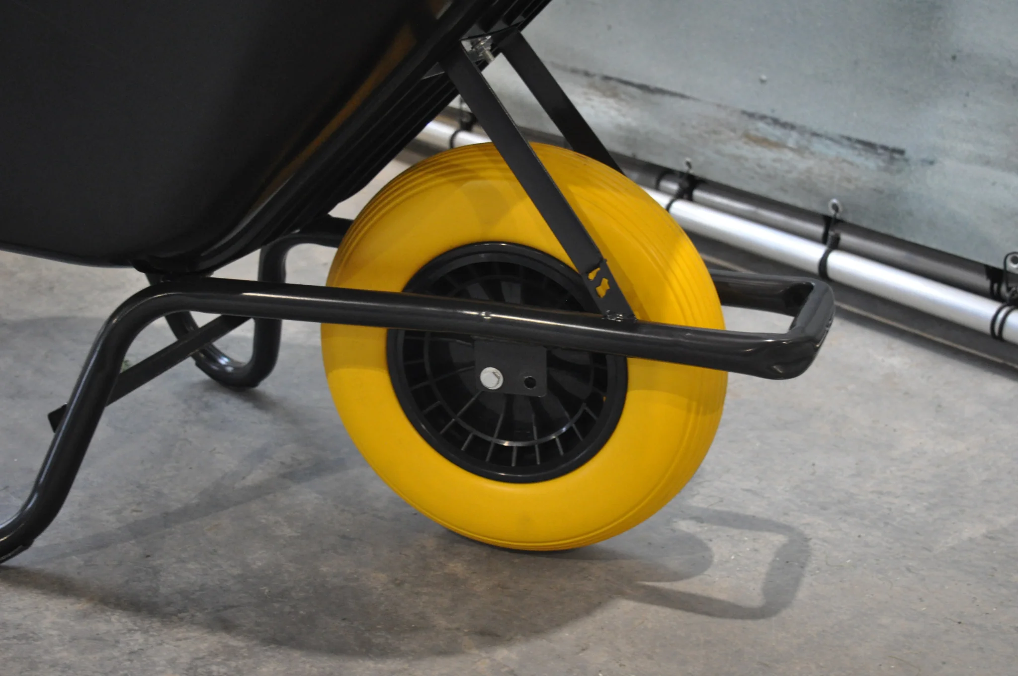 Kruiwagenwiel - 4.00-8 - anti lek band en zwarte kunststof velg - maximale belasting: 150 kg - asgat/naafdiameter: 20 mm - Image 3