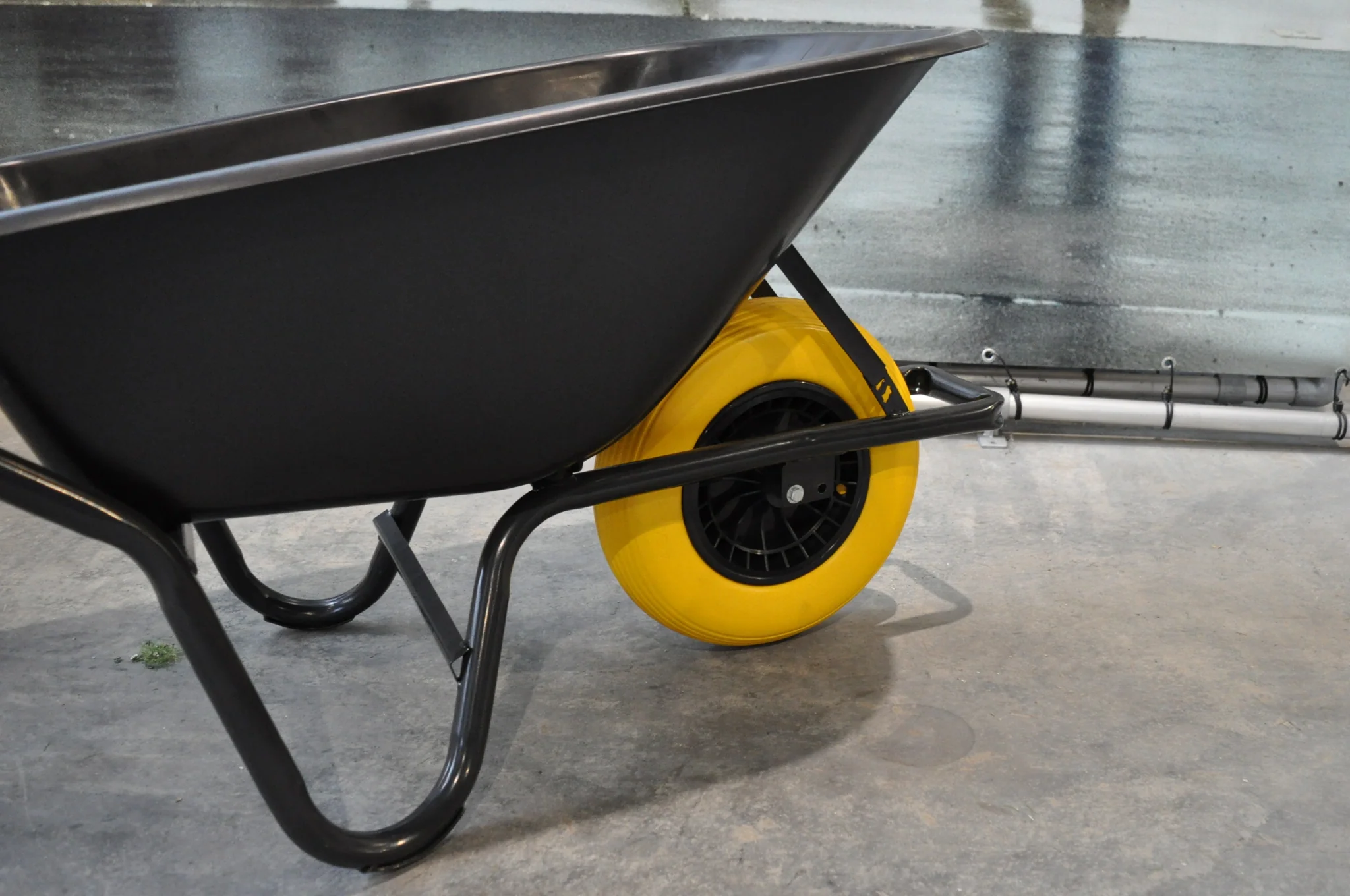 Kruiwagenwiel - 4.00-8 - anti lek band en zwarte kunststof velg - maximale belasting: 150 kg - asgat/naafdiameter: 20 mm - Image 5