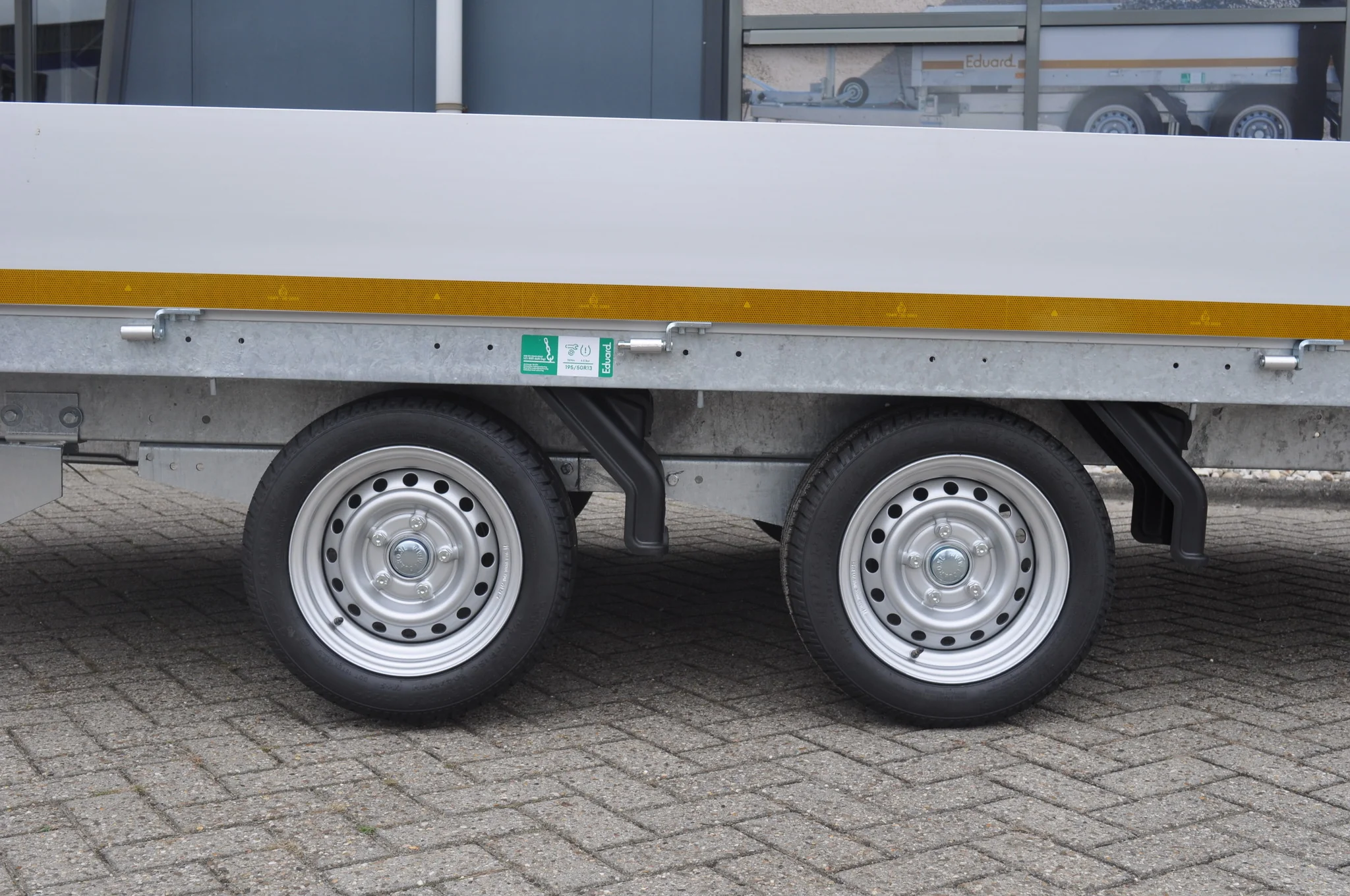 Geremde Eduard plateauwagen - 406x200 cm - 2700 kg bruto laadvermogen - 63 cm laadvloerhoogte - 30 cm borden - Image 3