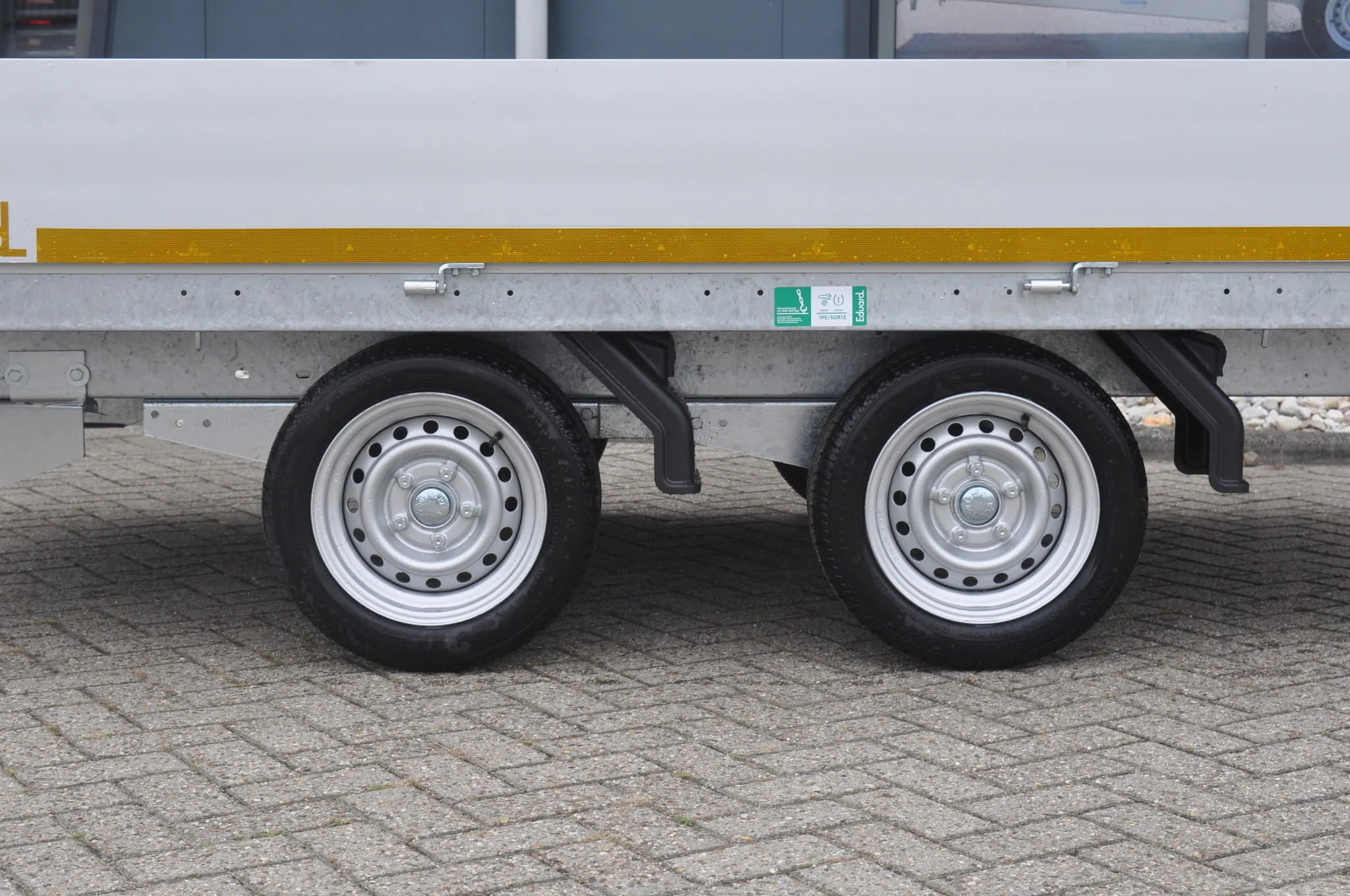 Geremde Eduard plateauwagen - 330x180 cm - 2700 kg bruto laadvermogen - 63 cm laadvloerhoogte - 30 cm borden - Image 4
